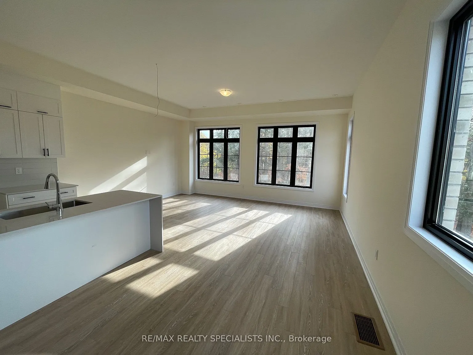 4 bed, $4,000 — Photo 2
