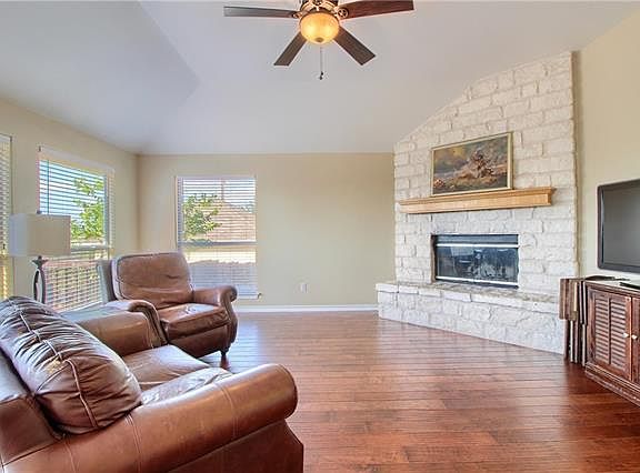 3rd image of 285 N Showhorse Dr