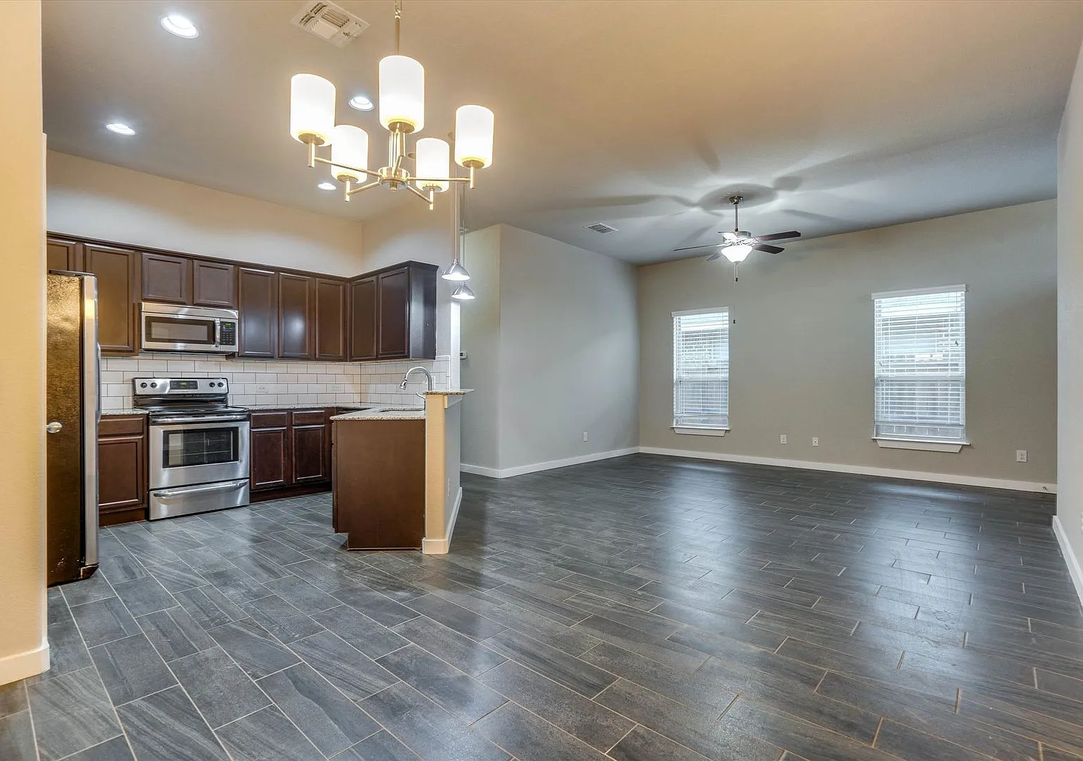 Beautiful 3 Bedroom Townhouse Located In Bastrop, Texas! — Photo 4