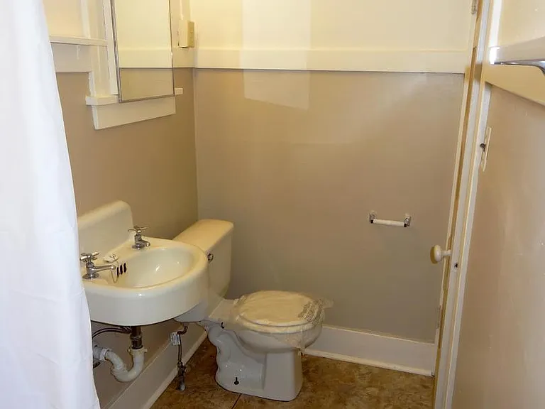 ES: 632 N State — Photo 12