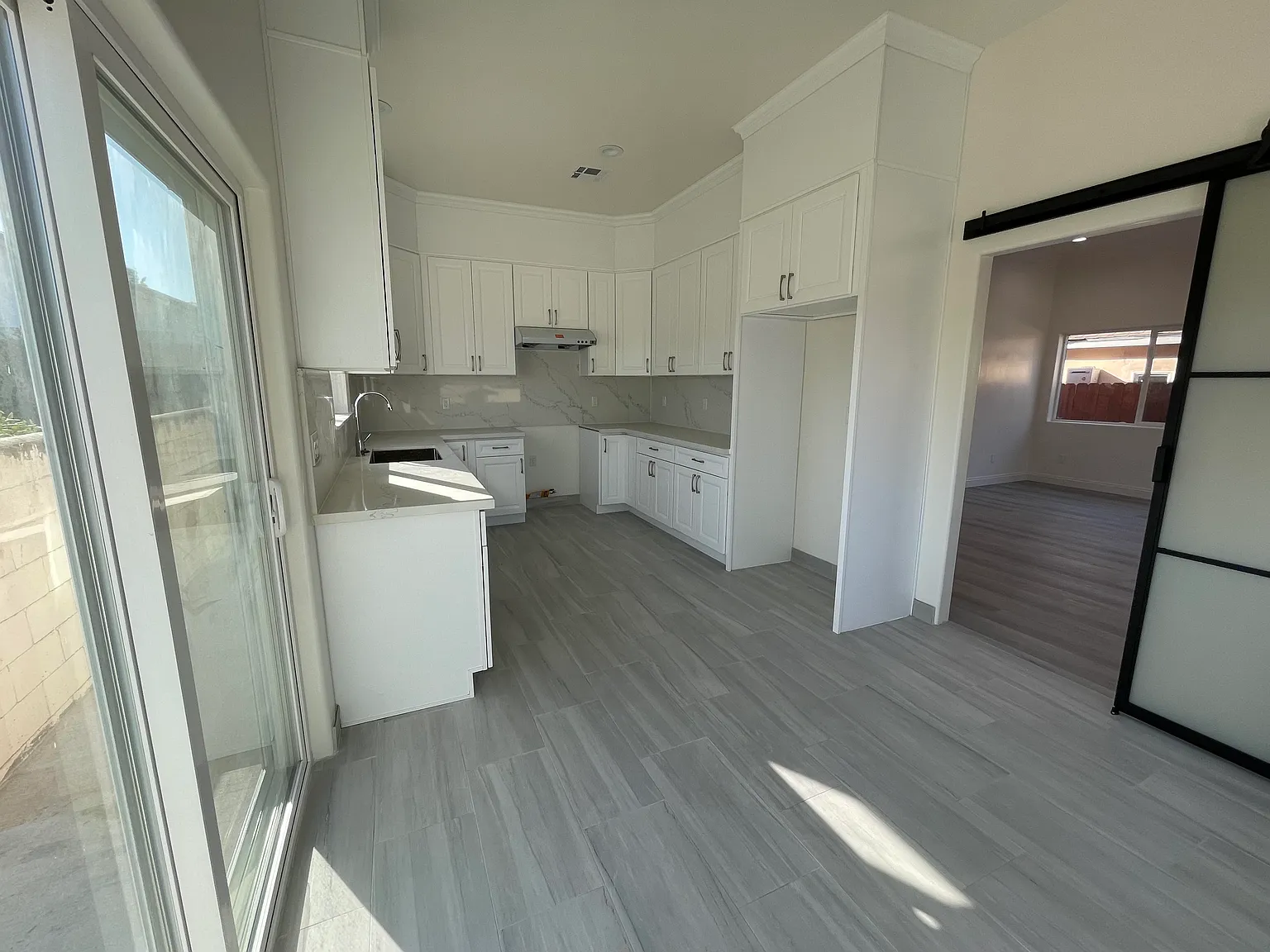 3 bed, 1200 sqft, $3,100 — Photo 2
