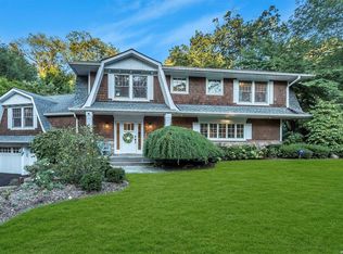4 Richards Rd, Port Washington, NY 11050