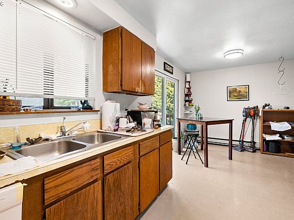 5th image of 903 W Charles St