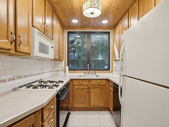 5th image of 1210 Saint James St