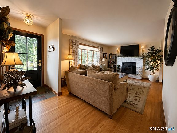 3rd image of 124 Beverly Road