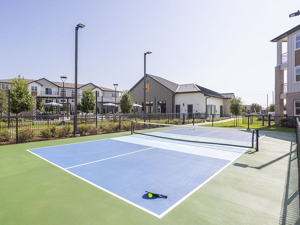 Broadstone Creekside apartments community photo