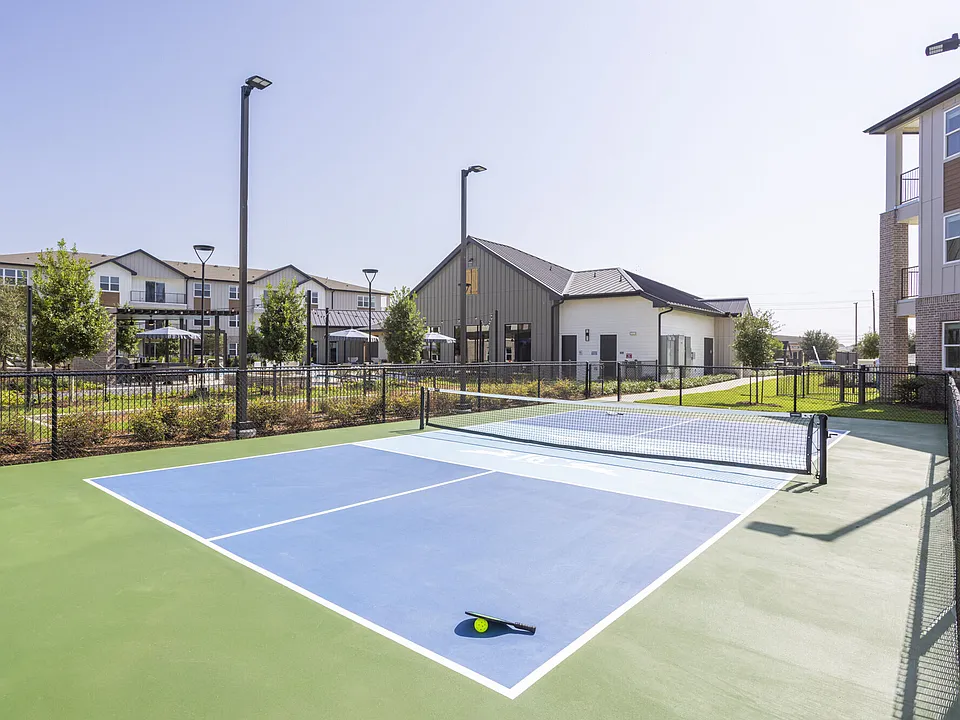 Broadstone Creekside apartments community photo