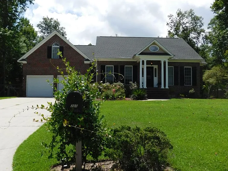 300 Taliaferro Ln — Photo 3