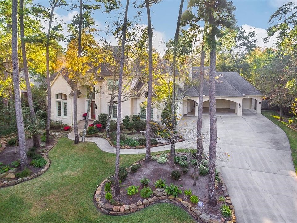 Gorgeous Custom Home on a quiet cul de sac just minutes from Town Center.