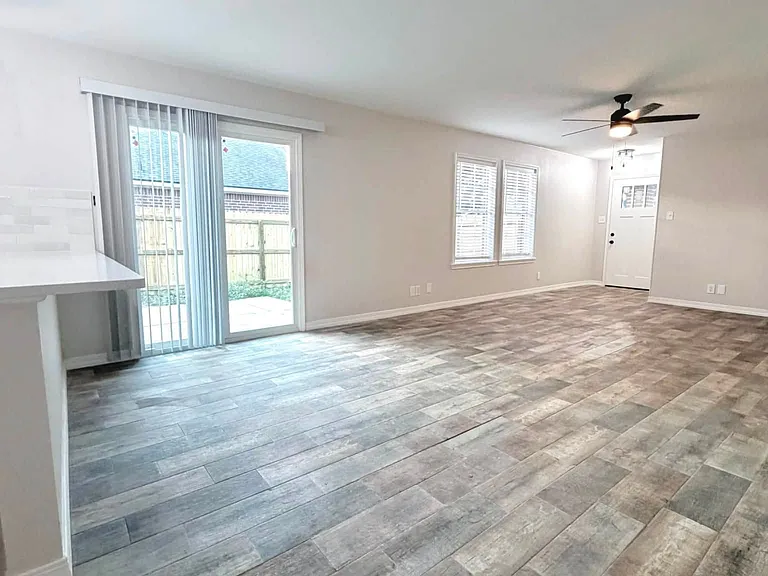 115 Stonewood Pl — Photo 2