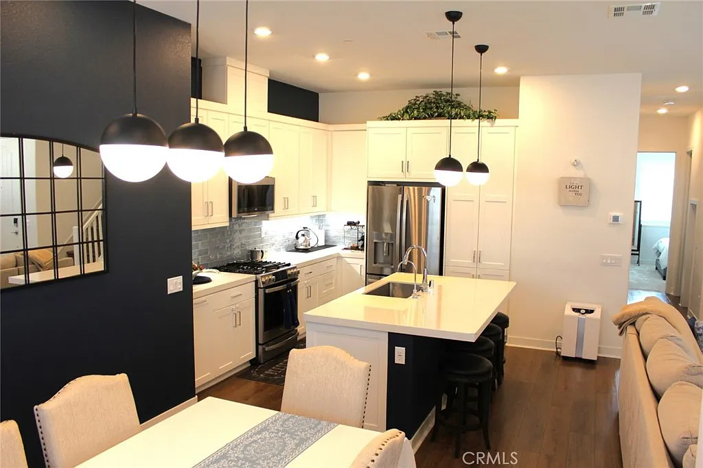 3 bed, 1950 sqft, $5,450 — Photo 4
