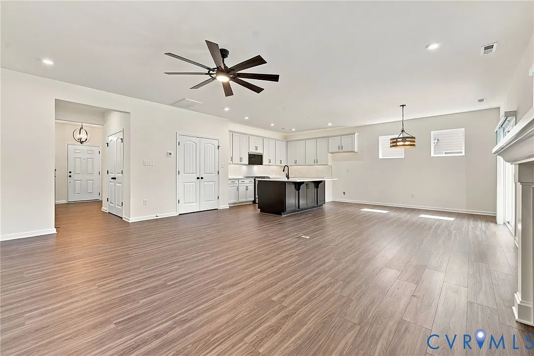 3 bed, 2.5 bath, 1960 sqft, $2,595 — Photo 3