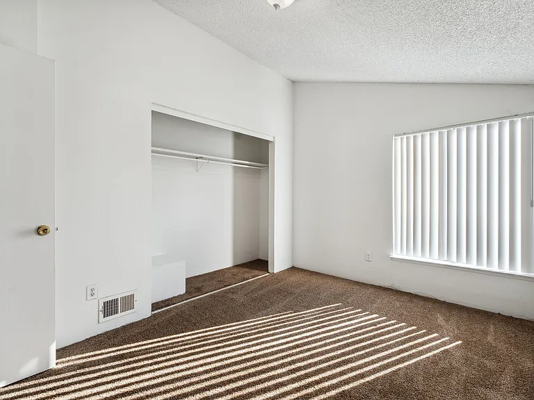 Alvarado Sunset Apartments — Photo 15