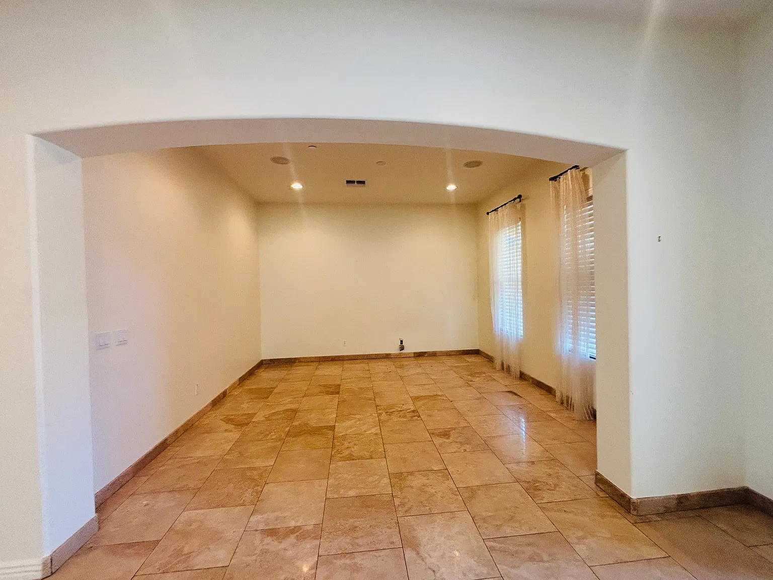 5 bed, 2.5 bath, 3502 sqft, $7,000 — Photo 4