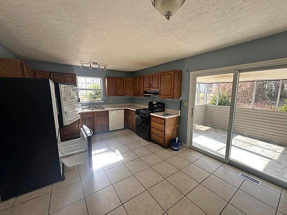 4th image of 33 Village Rd