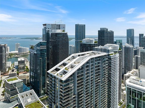 4th image of 88 SW 7th St #Penthouse 4303