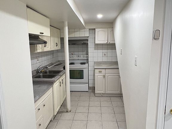 3rd image of 4813 Creditview Rd #Basement
