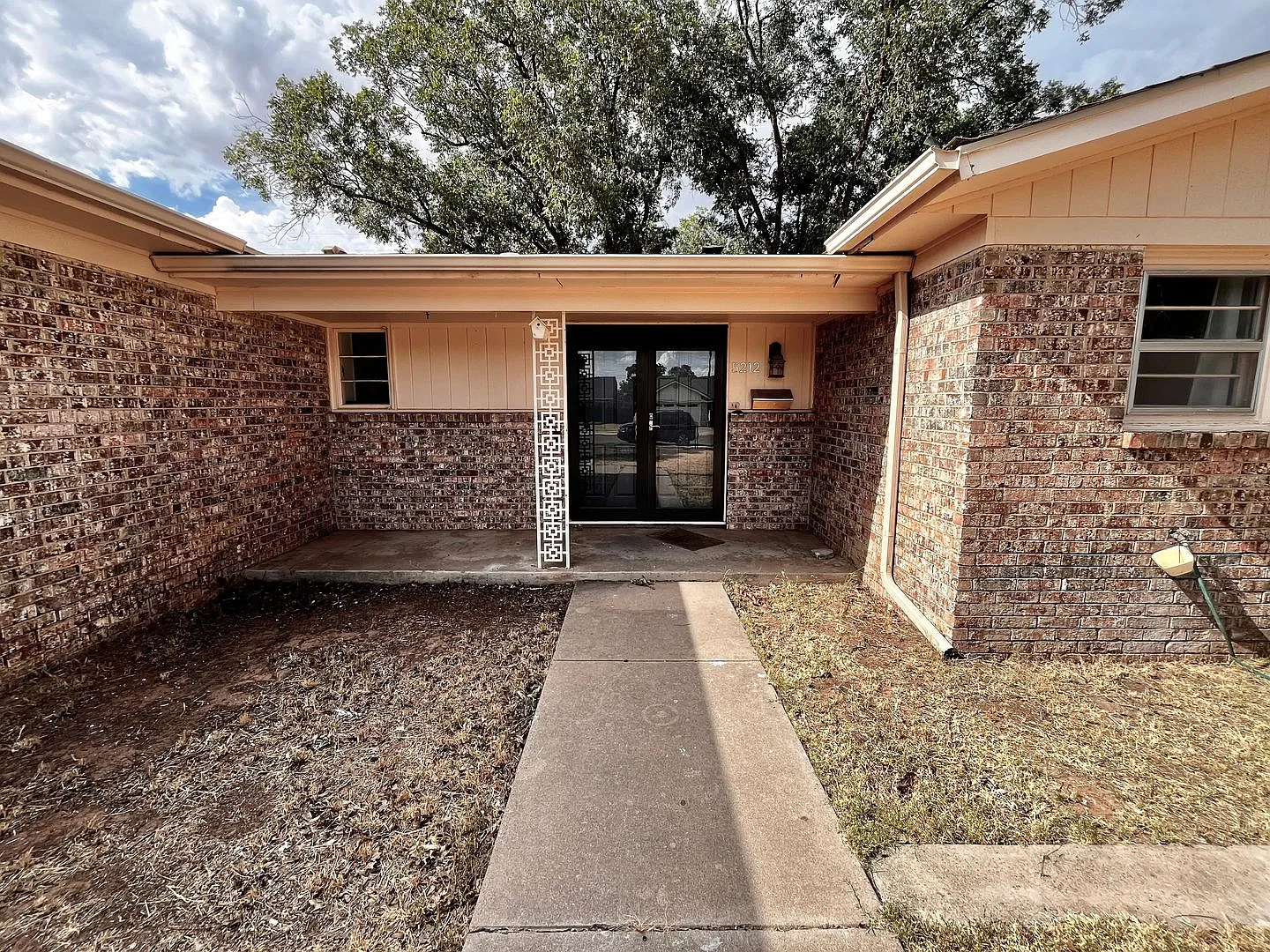 Amazing 4/2.5 in Prime Location! Minutes from Texas Tech and Hospitals! — Photo 2