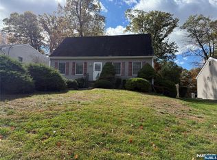 96 Walnut St, Oakland, NJ 07436