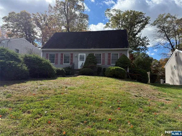 96 Walnut St, Oakland, NJ 07436