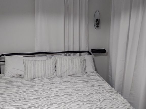 5th image of 988 Oleander Rd