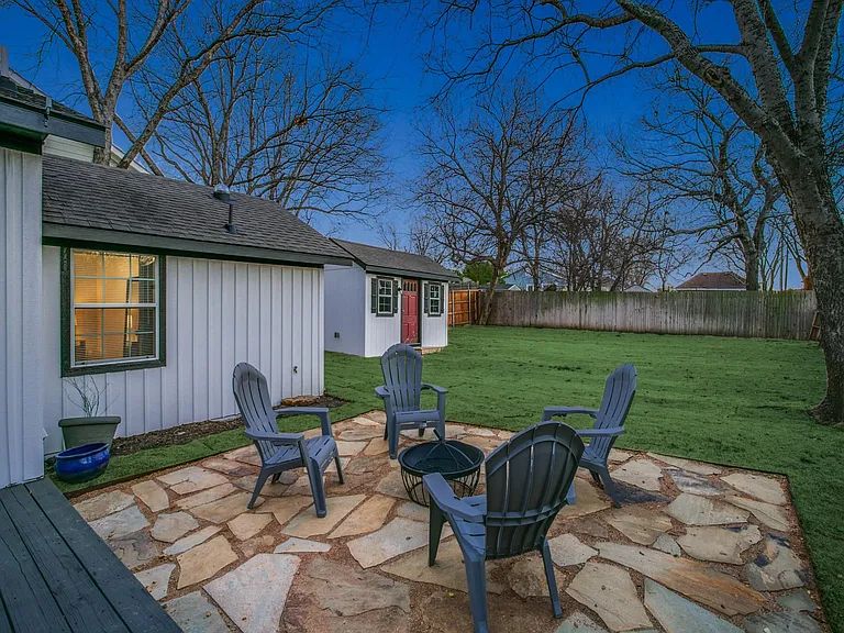 610 E Texas St — Photo 22