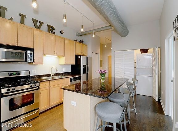 5th image of 4011 N Francisco Ave Unit 410