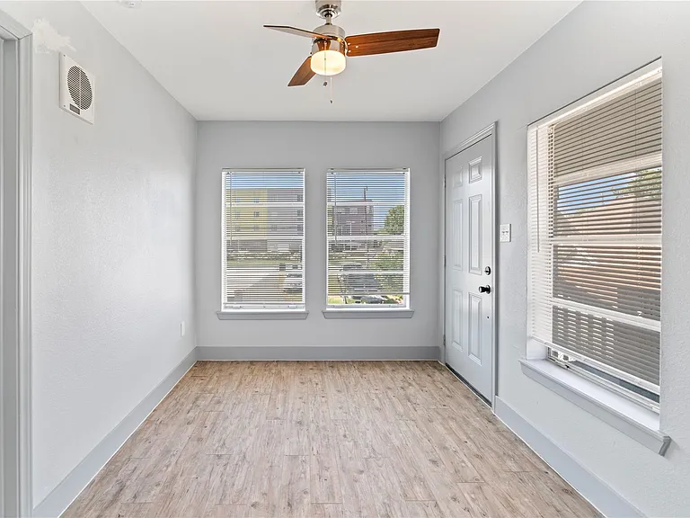 305 Roberts St #8 — Photo 7