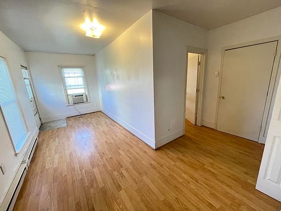 4th image of 2272 Chestnut Ave #3