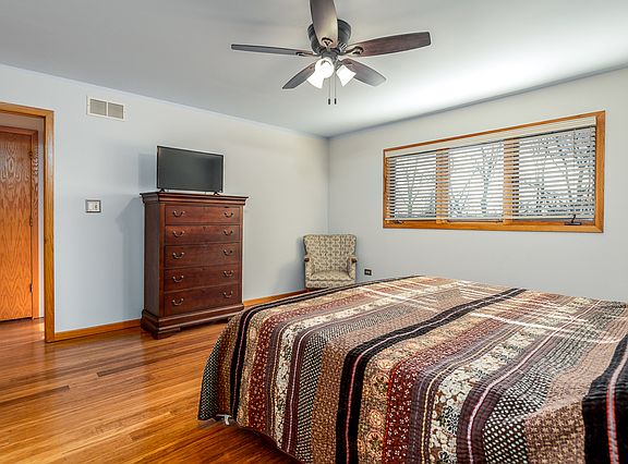 3rd image of 8326 Woodland Dr