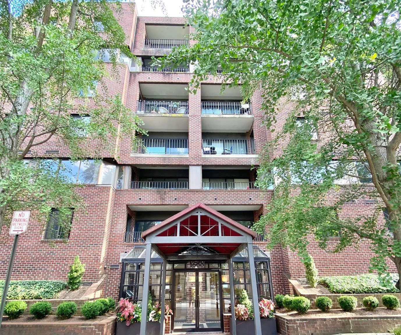 1 bed, 1.0 bath, 716 sqft, $2,185 — Photo 2