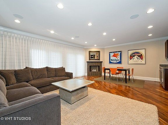 3rd image of 3857 N Oakley Ave