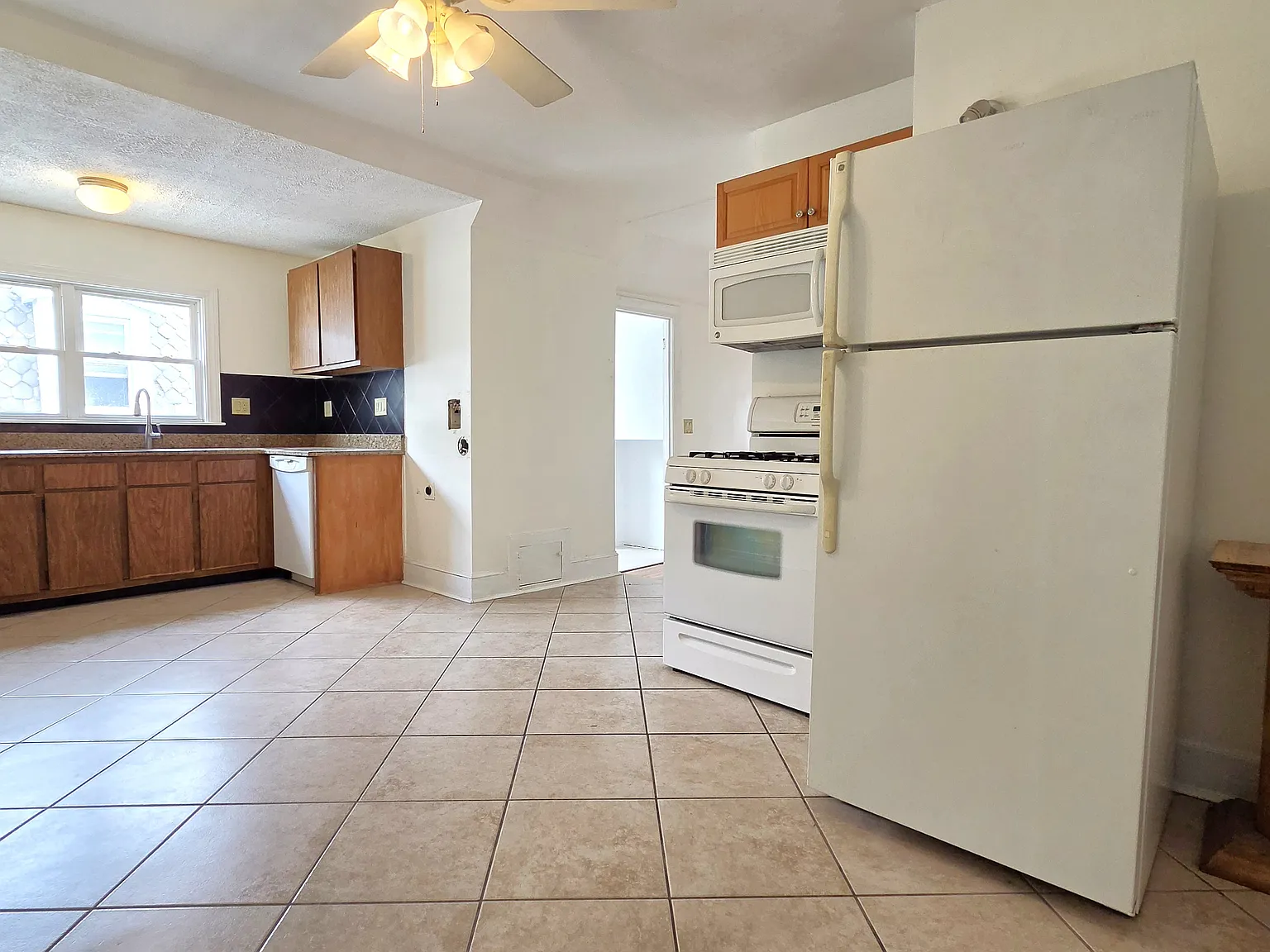 2 bed, 1000 sqft, $2,800 — Photo 3