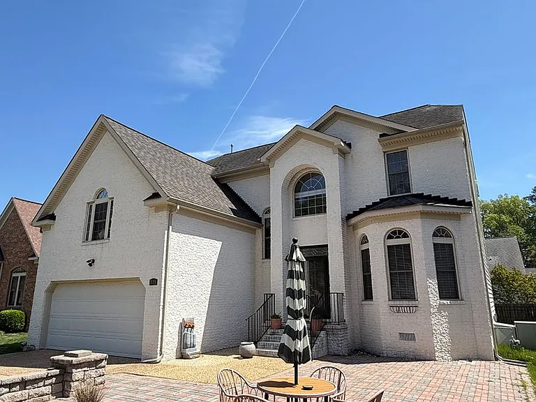 115 Sheldon Ct — Photo 2