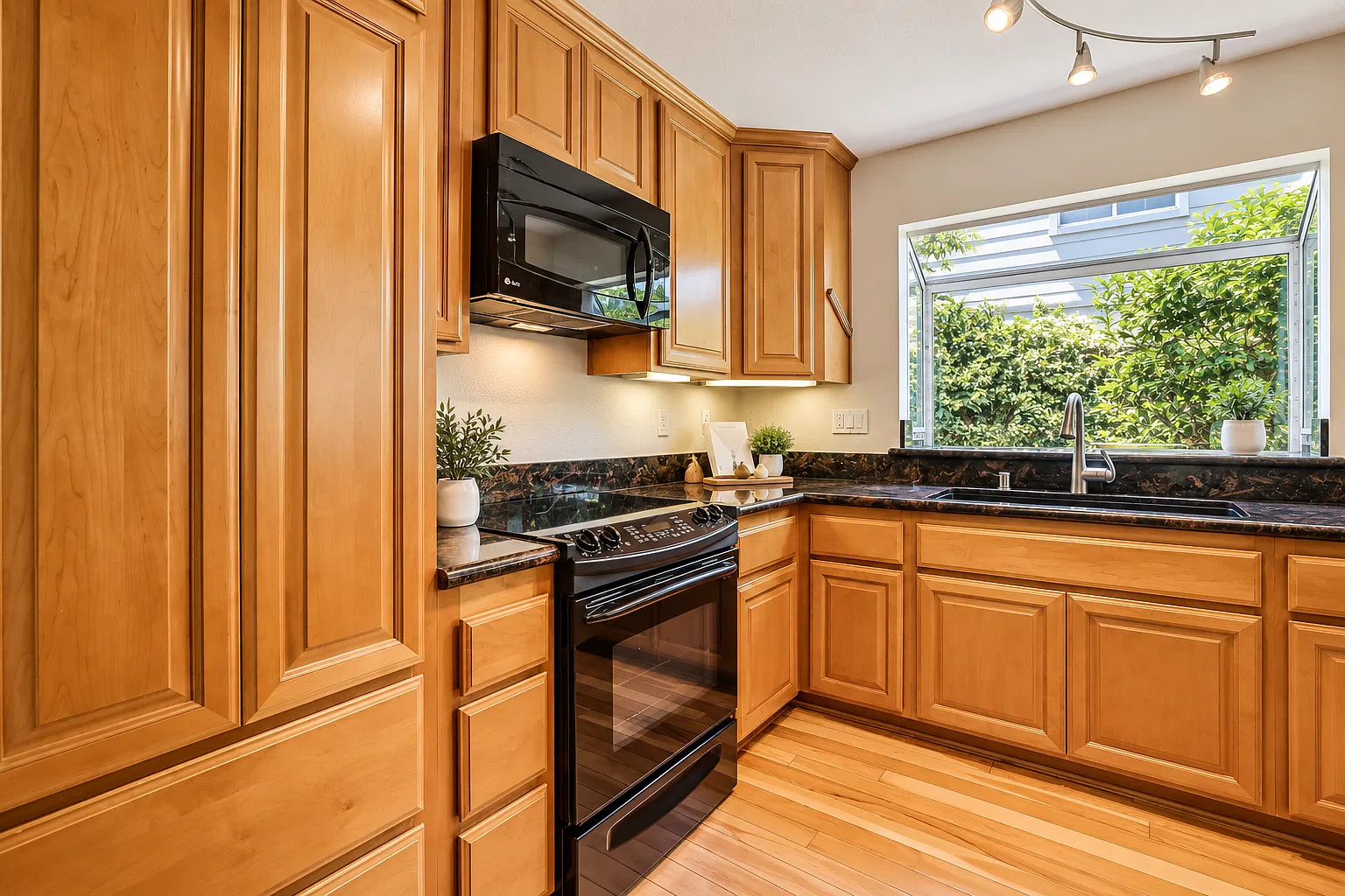 2 bed, 2.5 bath, 1196 sqft, $4,500 — Photo 4