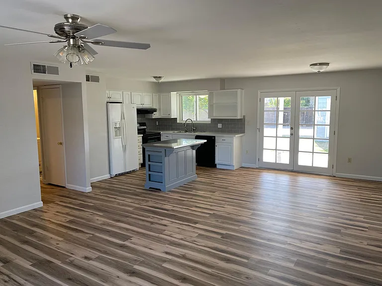3443 E Poinsettia Dr — Photo 2