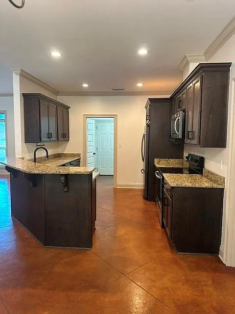 3 bed, 2.0 bath, 1665 sqft, $2,300 — Photo 3