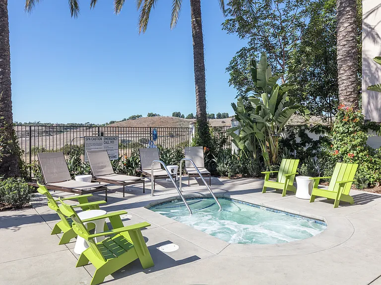 Las Flores Apartment Homes — Photo 36