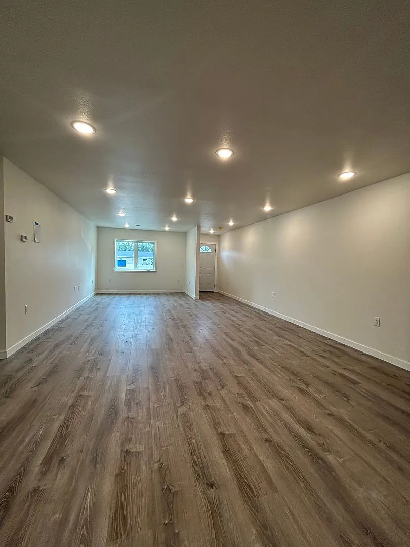 Roseanne Court/ 2652 — Photo 3