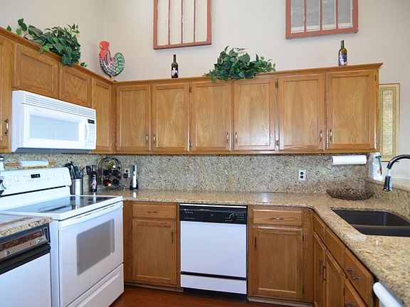 Open kitchen w/granite counter tops