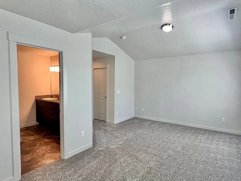 5724 NE 47th St — Photo 25