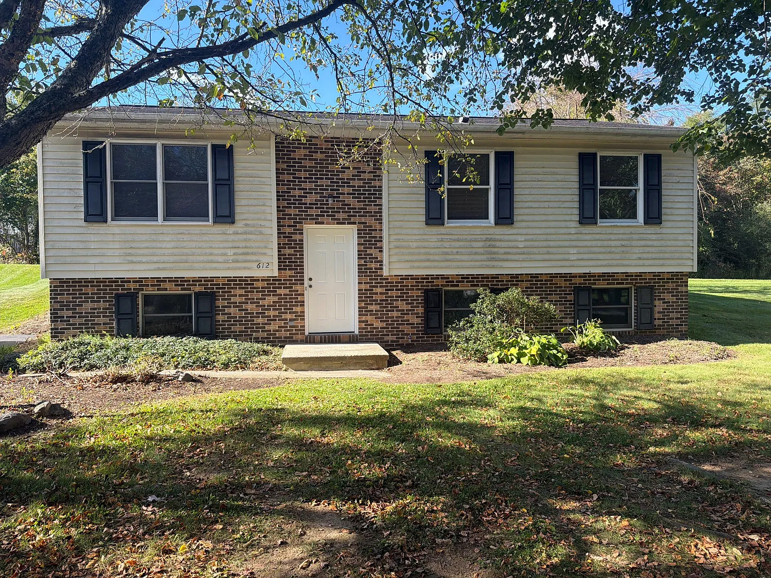 3 bed, $1,900 — Photo 1
