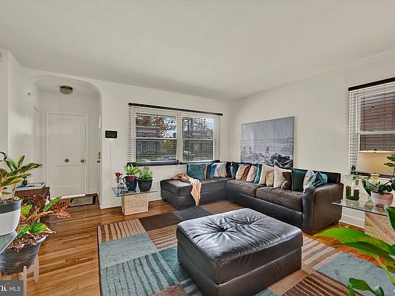 3rd image of 3922 Mortimer Ave