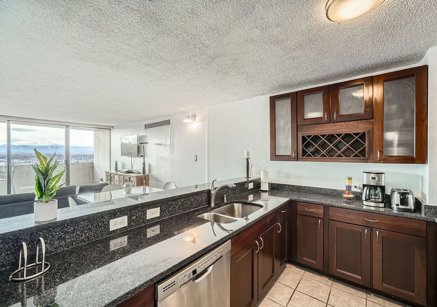 Downtown Denver Furnished 1 BDR w/ Rooftop Pool — Photo 2
