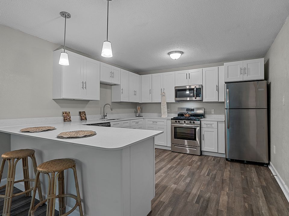 1st image of 838 York Ave S #L