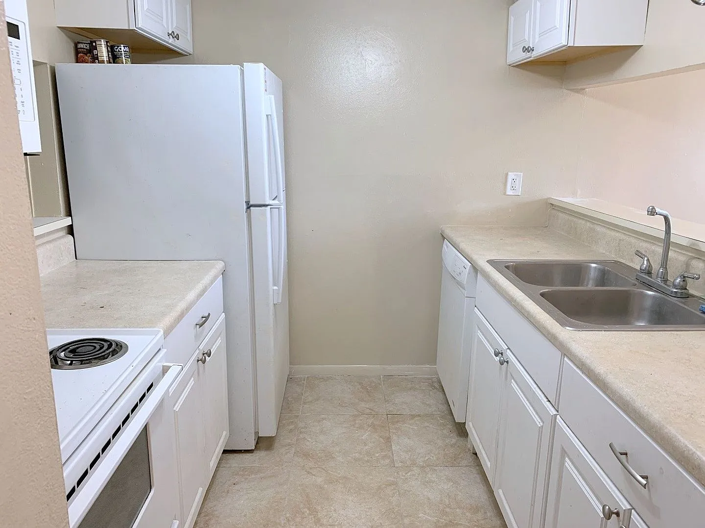 Unique 2nd floor 2 Bed/1 Bath Apartment in the Waterside Gated Community — Photo 3