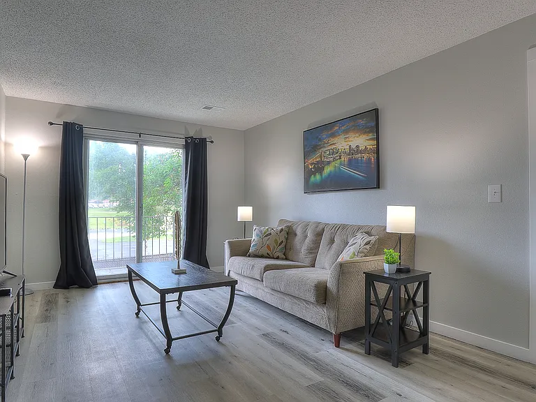 2480 N Graceland Ave #8 — Photo 3