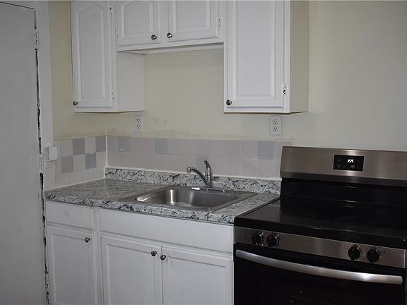 5th image of 201 N 6th St APT 1