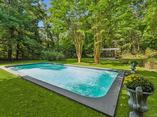 29 Squiretown Road #D, Hampton Bays, NY 11946