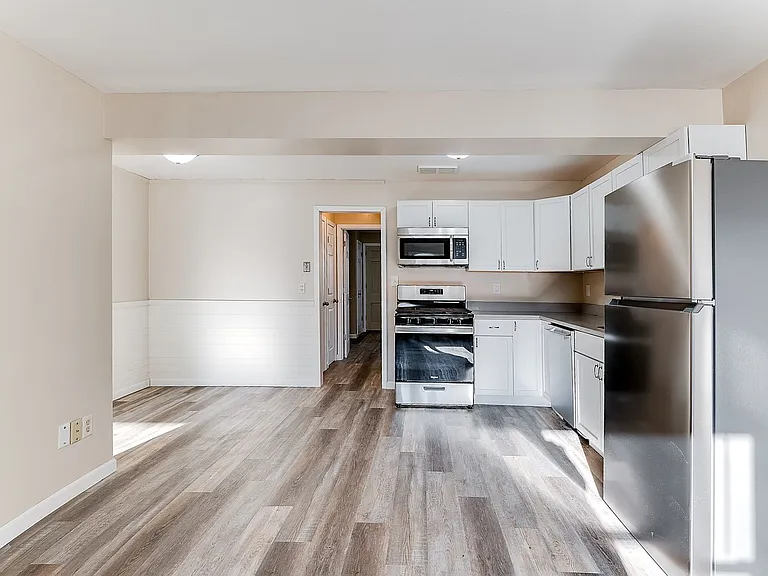 Trailway Apartments — Photo 42